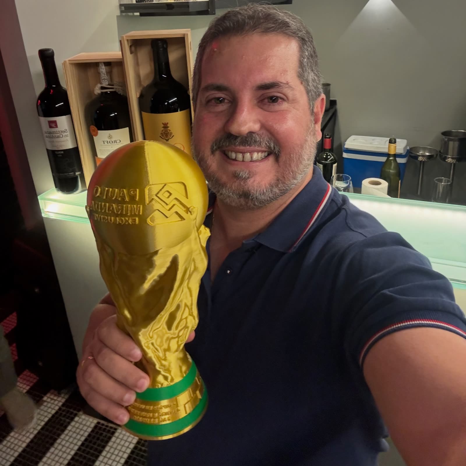 Dau Sampaio com o troféu de Hexa Campeão da Paulo Miranda Exclusive